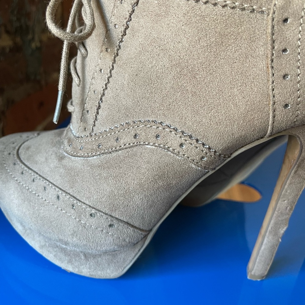 Tan Pumps - Picture 5 of 5